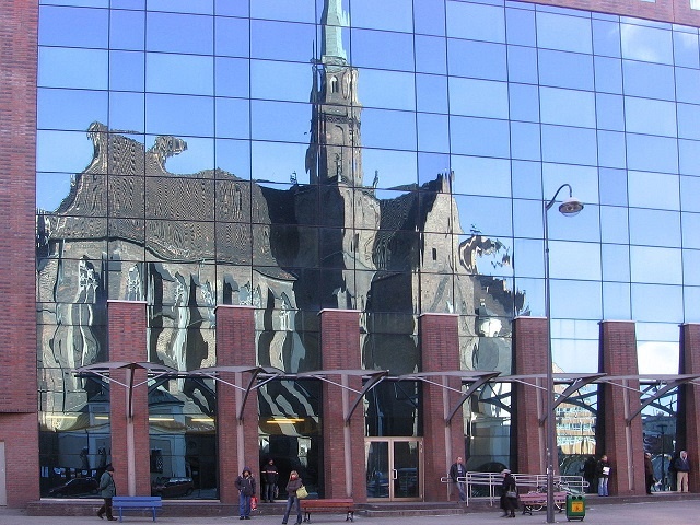 Kościół św. Wojciecha we Wrocławiu w szybach Galerii Dominikańskiej.