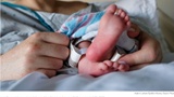 Matka i jej nowo narodzone dziecko w szpitalu w Los Angeles, w Kalifornii, 28 kwietnia 2020 r.