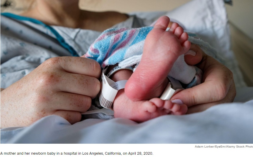 Matka i jej nowo narodzone dziecko w szpitalu w Los Angeles, w Kalifornii, 28 kwietnia 2020 r.