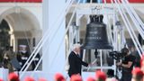 Prezydent Niemiec Frank-Walter Steinmeier uderza w dzwon "Pamięć i przestroga", fot. PAP/Leszek Szymański