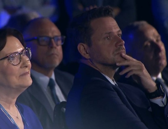 Trzaskowski był wyraźnie niezadowolony po powrocie Tuska. Uchwyciły to kamery