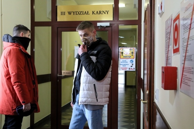 . Tomasz Komenda (C) na korytarzu Sądu Okręgowego w Opolu, fot. PAP/Krzysztof Świderski