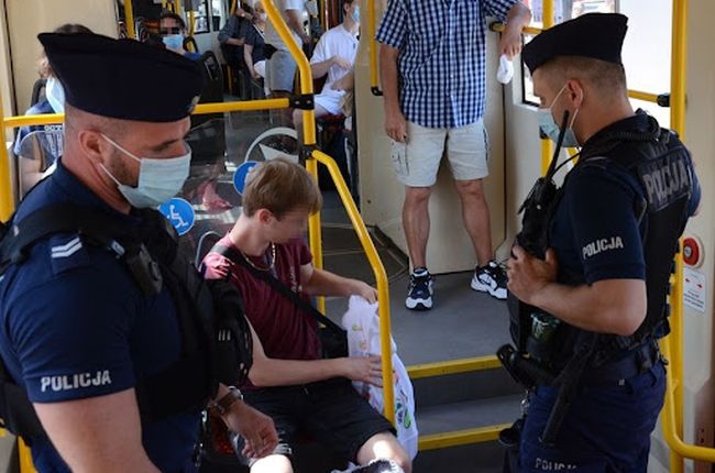 Policja w Gdańsku kontroluje, czy pasażerowie tramwaju mają maseczki, fot. policja.pl