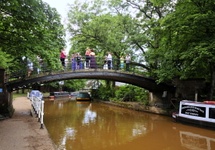 Kolor wody w kanale bierze się z"przefiltrowania" wody przez skały leżące nad pokładami węgla
