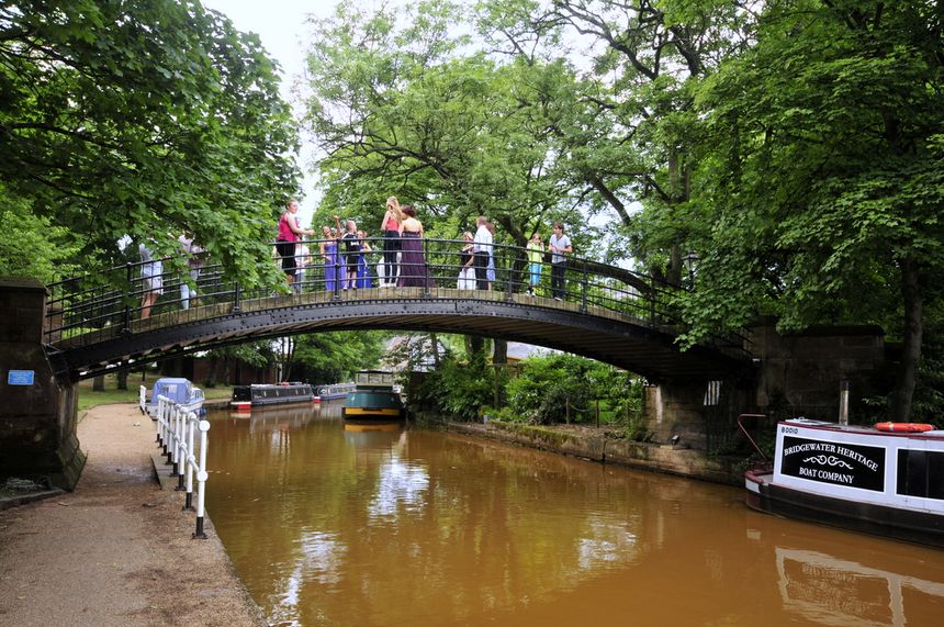 Kolor wody w kanale bierze się z"przefiltrowania" wody przez skały leżące nad pokładami węgla