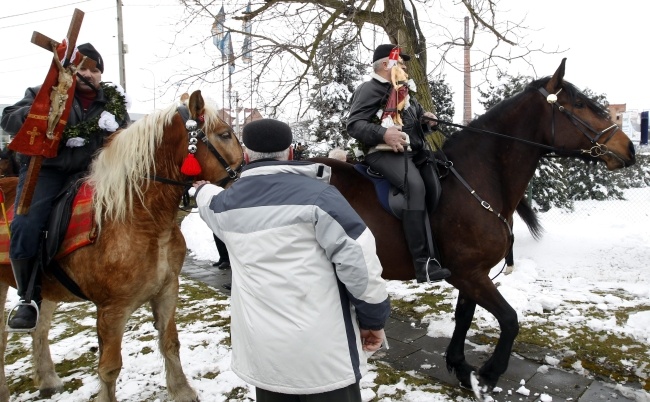 Śnieg na święta wielkanocne już się zdarzał. Wielkanocna procesja konna w Gliwicach - Ostropie w 2013 roku, fot. PAP/Andrzej Grygiel