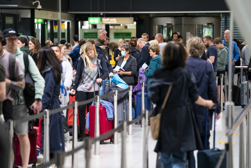Amsterdamskie lotnisko Schiphol jest przepełnione z powodu braku ochroniarzy, agentów odprawy oraz techników lotniczych. Źródło: EPA/JEROEN JUMELET
