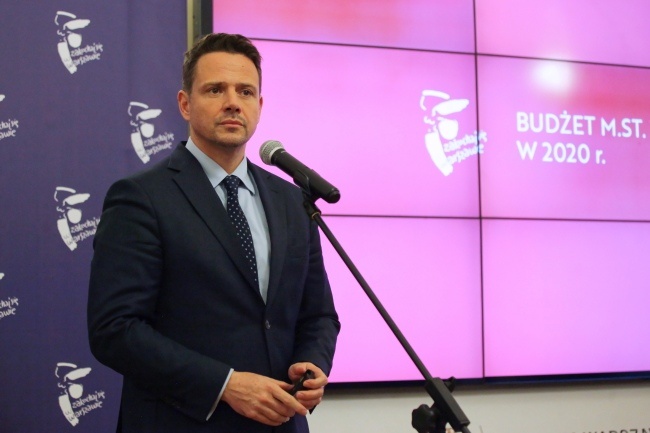 Prezydent Warszawy Rafał Trzaskowski podczas konferencji, fot. PAP/Mateusz Marek prasowej nt. budżetu Warszawy