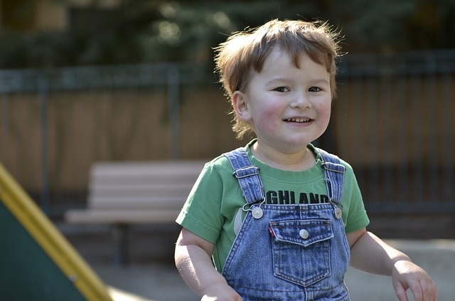 Pierwsze objawy autyzmu można zaobserwować u dziecka przed trzecim rokiem życia.