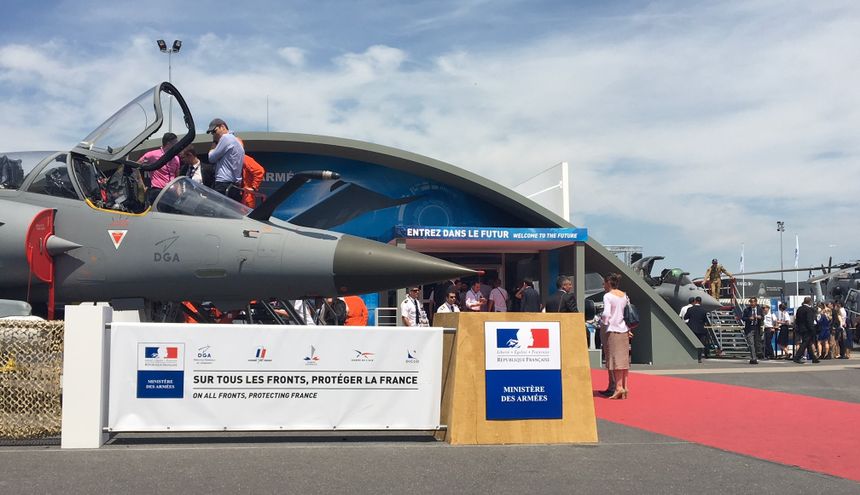 Stoiska francuskich sił zbrojnych na największej imprezie targowej w branży lotniczej - AirShow w Paryżu w czerwcu 2017 roku. Rafał Momot