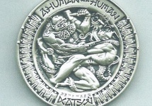 Medal "Człowiek i nieczłowiek" upamiętniający mord katyński. Czyżby nawiązanie do teorii o yetinsynach? [Wikimedia Commons]