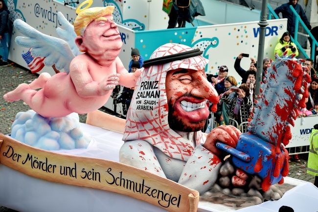 Postacie Donalda Trumpa i saudyjskiego księcia, fot. PAP/EPA/KIRSTEN NEUMANN
