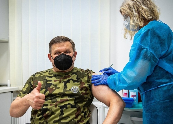 Amerykanie zwalniają opornych na szczepienia. W polskiej armii karnawał trwa do marca?