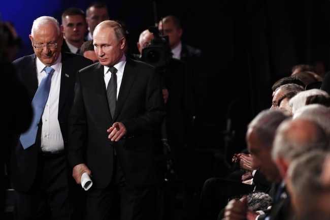 Prezydent Izraela Reuwen Riwlin i prezydent Rosji Władimir Putin na Światowym Forum Holokaustu, fot.  	PAP/EPA/RONEN ZVULUN / POOL