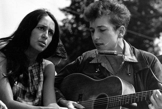 Bob Dylan i piosenkarka Joan Baez w 1963 roku, fot. Wikipedia.