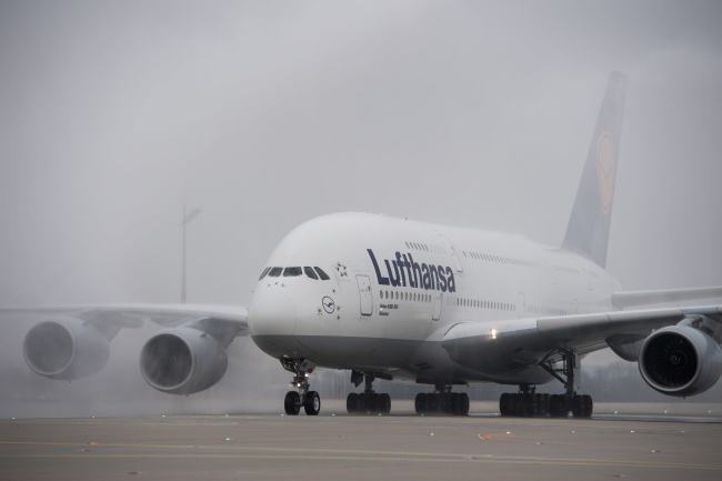 Lufthansa będzie nadal latać do Hongkongu, przestanie jednak przyjmować rezerwacje na loty do Chin kontynentalnych do końca lutego „z powodów operacyjnych”. Fot. PAP/EPA/LUKAS BARTH