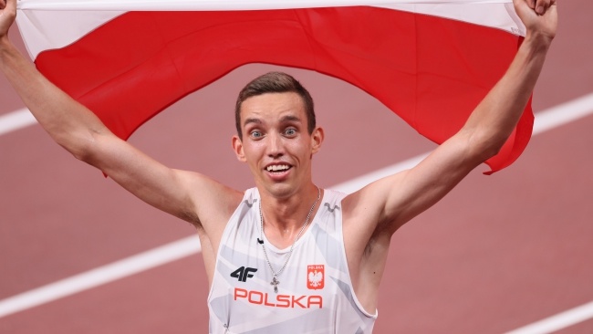 Patryk Dobek cieszy się z trzeciego miejsca i brązowego medalu zdobytego w biegu finałowym na dystansie 800 m mężczyzn. Fot. PAP/Leszek Szymański