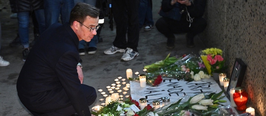 Szwedzki premier Ulf Kristersson na miejscu gdzie zastrzelono Polaka. Fot. PAP/EPA/Claudio Bresciani