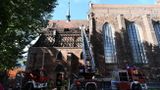 Akcja gaszenia pożaru zabytkowego kościoła św. Piotra i Pawła. Fot. PAP/Adam Warżawa