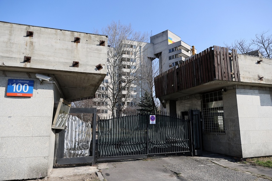 Opuszczony kompleks budynków mieszkalnych przy ul. Sobieskiego 100 w Warszawie, 2 bm. należący kiedyś do ambasady rosyjskiej. Fot. PAP/Leszek Szymański