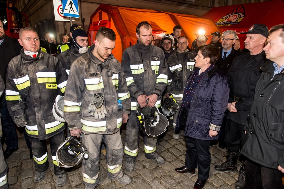 Premier Beata Szydło rozmawia ze strażakami w Świebodzicach, fot. PAP/Maciej Kulczyński