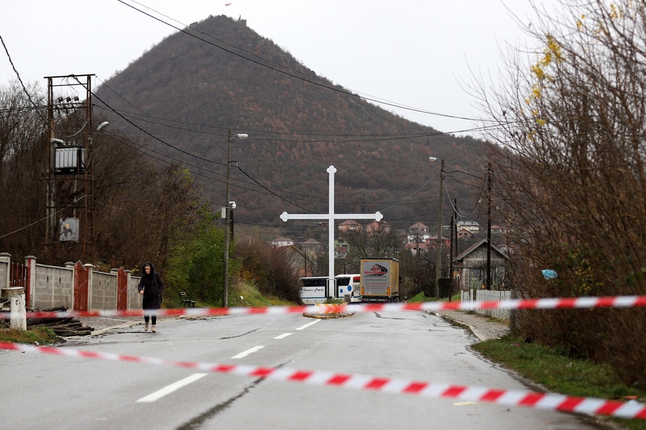 Blokada drogowa na granicy Kosowa i Serbii. PAP/EPA/STR