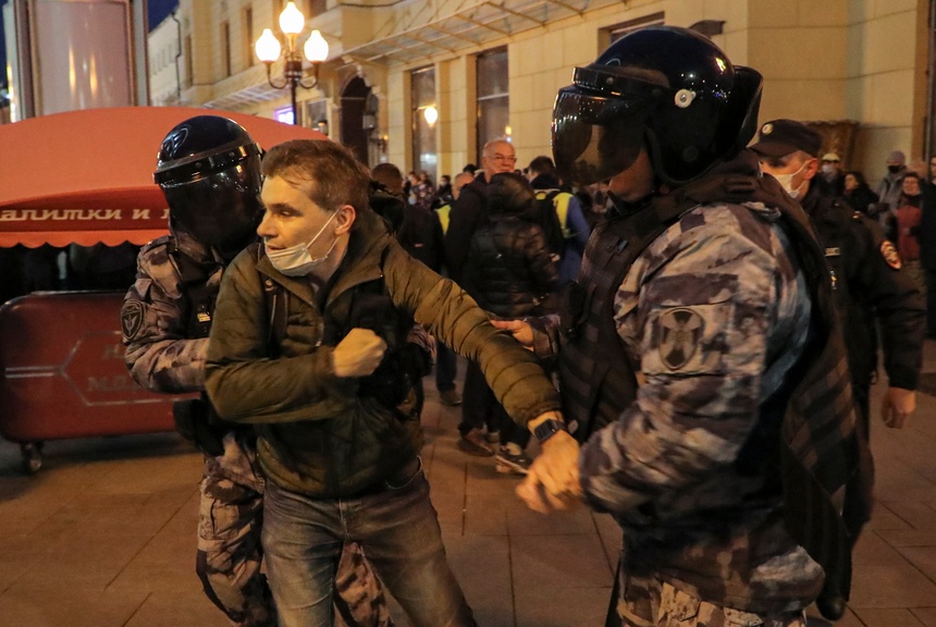 Po ogłoszeniu mobilizacji w Rosji wybuchły protesty Fot. PAP/EPA/MAXIM SHIPENKOV