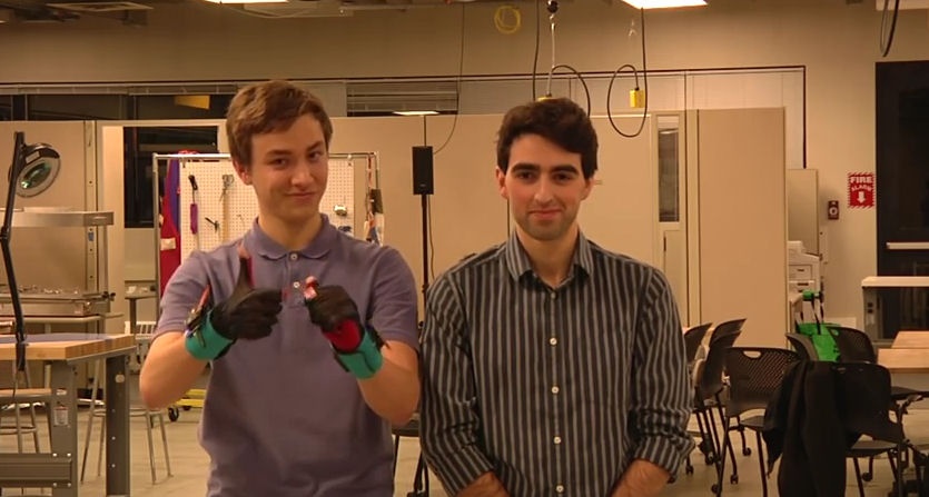 Studenci Uniwersytetu Waszyngtońskiego, którzy wynaleźli interaktywne rękawiczki. fot. Youtube