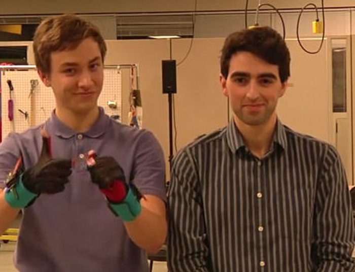 Rękawiczki-tłumaczki - przekładają język migowy na mówiony