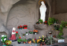 Grota przed profanacją, za: http://www.polskaniezwykla.pl/web/place/33576,poznan-grota-matki-bozej-z-lourdes.html