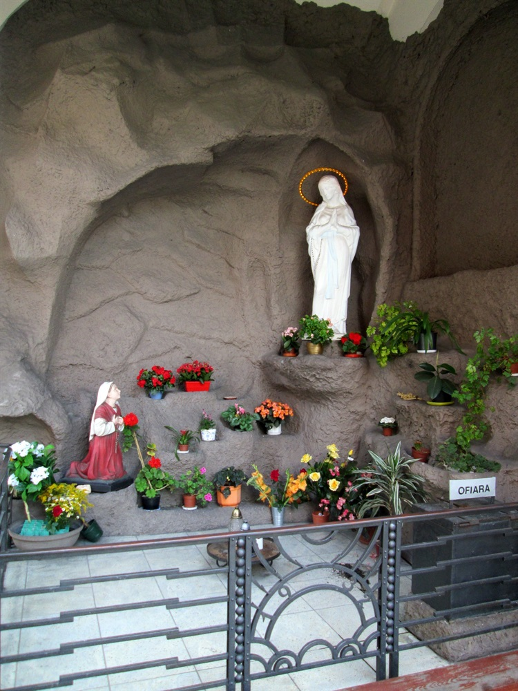 Grota przed profanacją, za: http://www.polskaniezwykla.pl/web/place/33576,poznan-grota-matki-bozej-z-lourdes.html