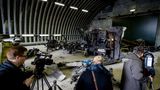 Rys. 10 Szczątki kilu w rogu hangaru w Holandii . Z dala od kamer reporterów.