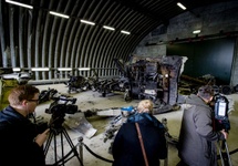 Rys. 10 Szczątki kilu w rogu hangaru w Holandii . Z dala od kamer reporterów.