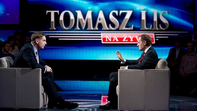 Tomasz Lis w swoim programie telewizyjnym. Źródło: TVP
