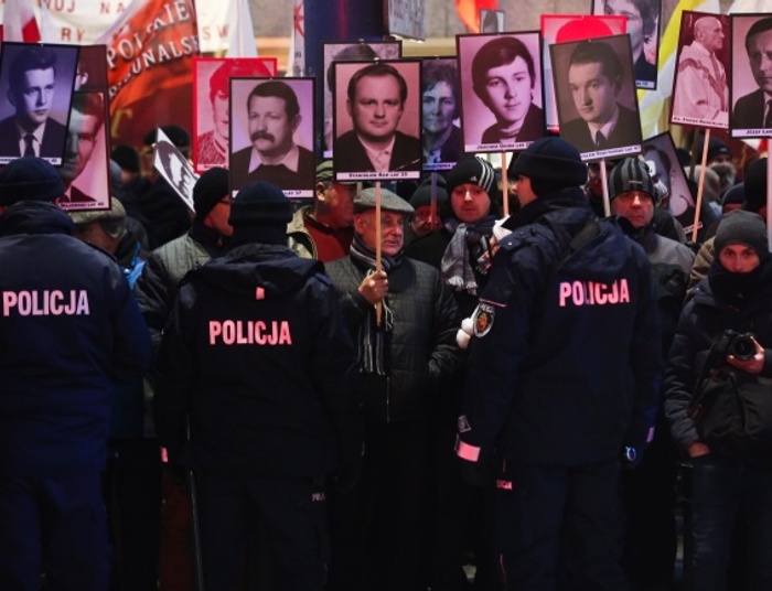 Manifestacje w 35. rocznicę stanu wojennego. KOD idzie pod siedzibę PiS
