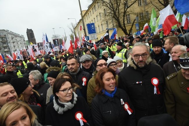 Uczestnicy marszu KOD, fot. PAP/Radek Pietruszka