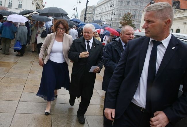 Jarosław Kaczyński i rzeczniczka PiS Beata Mazurek po uroczystości przed Pałacem Prezydenckim, fot. PAP/Tomasz Gzell