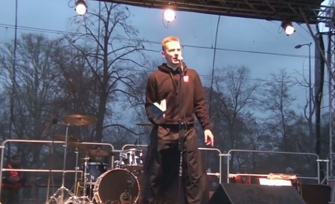 Ks. Jacek Międlar podczas marszu ONR w Białymstoku, fot. YouTube/kadr z filmu