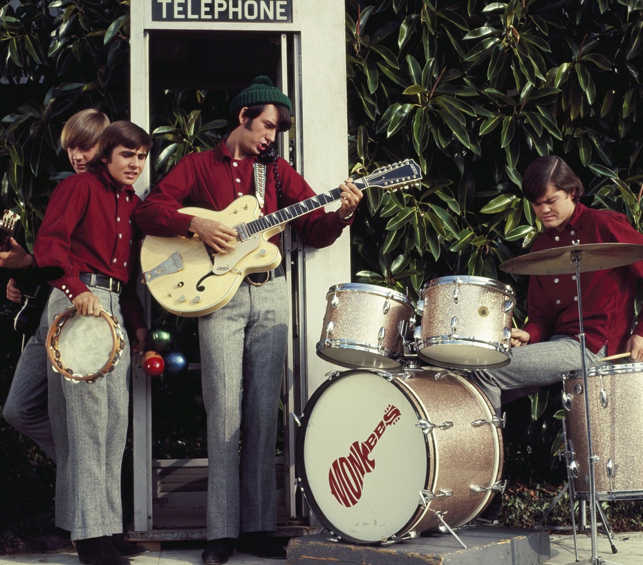 Ciężki los kapeli. Monkeesi usiłują zaprezentować się producentowi. Fragment kadru z odcinka „Find the Monkees" (sezon 1).
