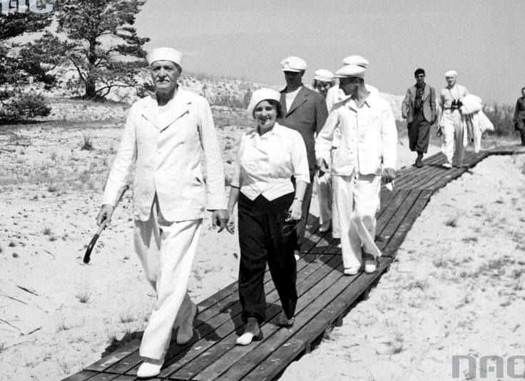 Prezydent Ignacy Mościcki z żoną Marią na plaży w Juracie