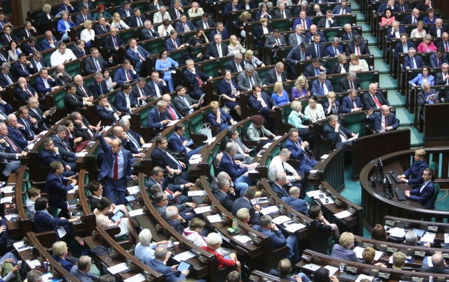Posłowie podczas głosowań 10.06.2016 r. fot. PAP/ Leszek Szymański