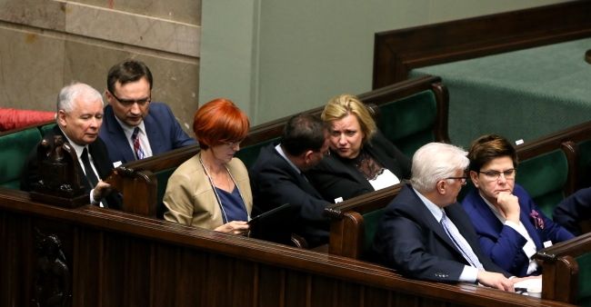 Posłowie PiS podczas posiedzenia Sejmu, fot. PAP/Tomasz Gzell