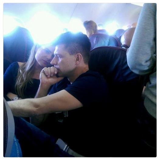 Ryszard Petru i Joanna Schmidt podczas lotu do Portugalii, fot. Twitter/@zkossakowski