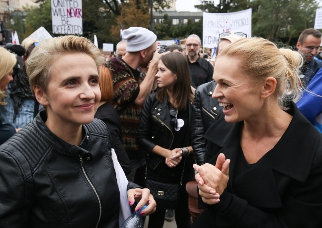 Joanna Scheuring-Wielgus i Barbara Nowacka podczas manifestacji, fot. PAP/Paweł Supernak
