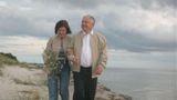 Prezydent Lech Kaczyński z żoną Marią na spacerze jedną z dzikich plaż Półwyspu Helskiego