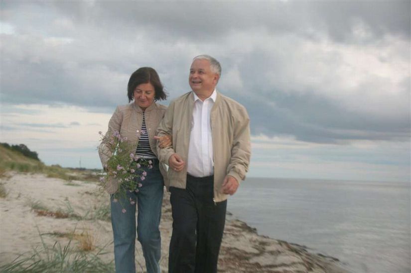 Prezydent Lech Kaczyński z żoną Marią na spacerze jedną z dzikich plaż Półwyspu Helskiego