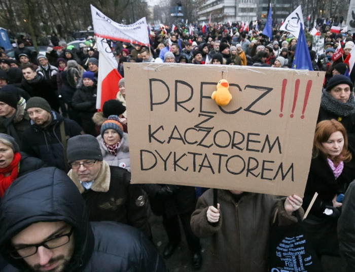 Protest opozycji przed Sejmem. Demonstranci atakowali dziennikarzy TVP