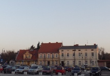 pierzeja o którą poszło. po prawej inkryminowany domek. wbrew pozorom cenny. Dlaczego? zapraszamy w niedzielę. Fot. JK II 2015