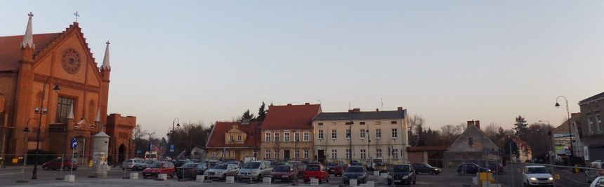 pierzeja o którą poszło. po prawej inkryminowany domek. wbrew pozorom cenny. Dlaczego? zapraszamy w niedzielę. Fot. JK II 2015