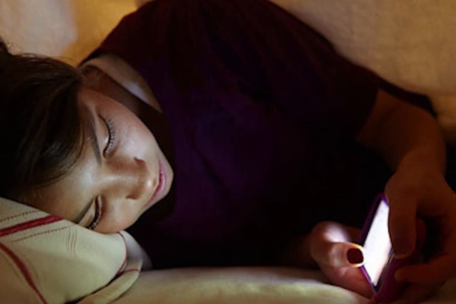 Używanie telefonu przed zaśnięciem zakłóca długość i jakość snu.